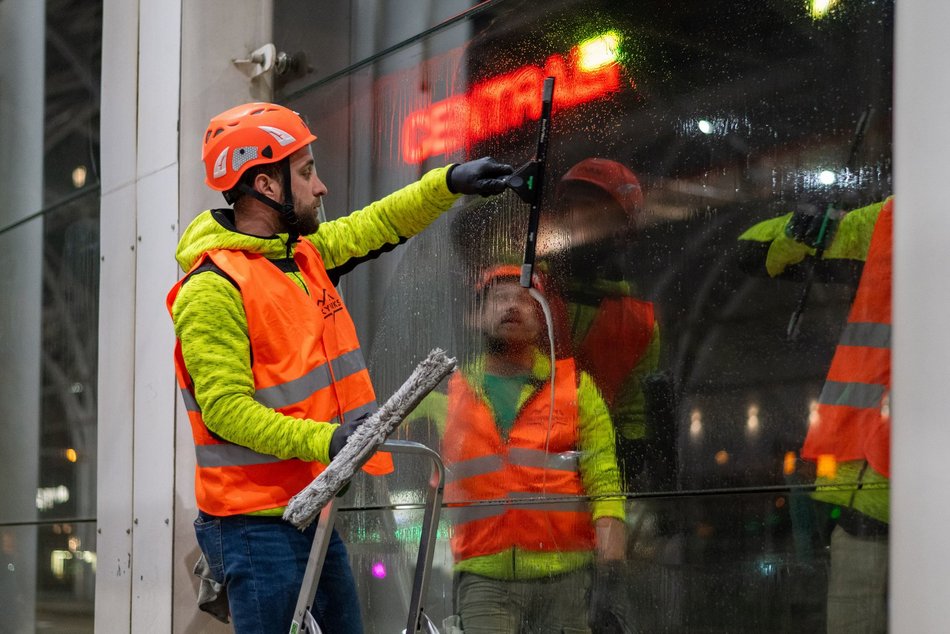 Stajnia Jednorożców w Łodzi wymyta na błysk! Zobacz te prace na wysokościach