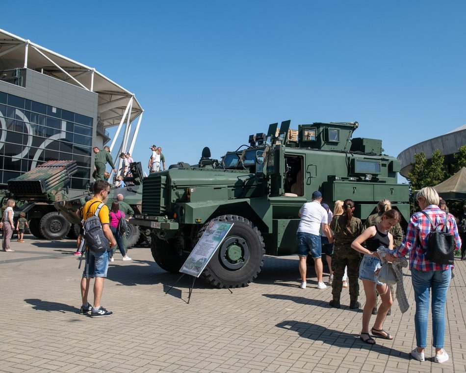 Wielka parada przed meczem Gortat Team vs NATO. Celebryci, żołnierze i sprzęt wojskowy