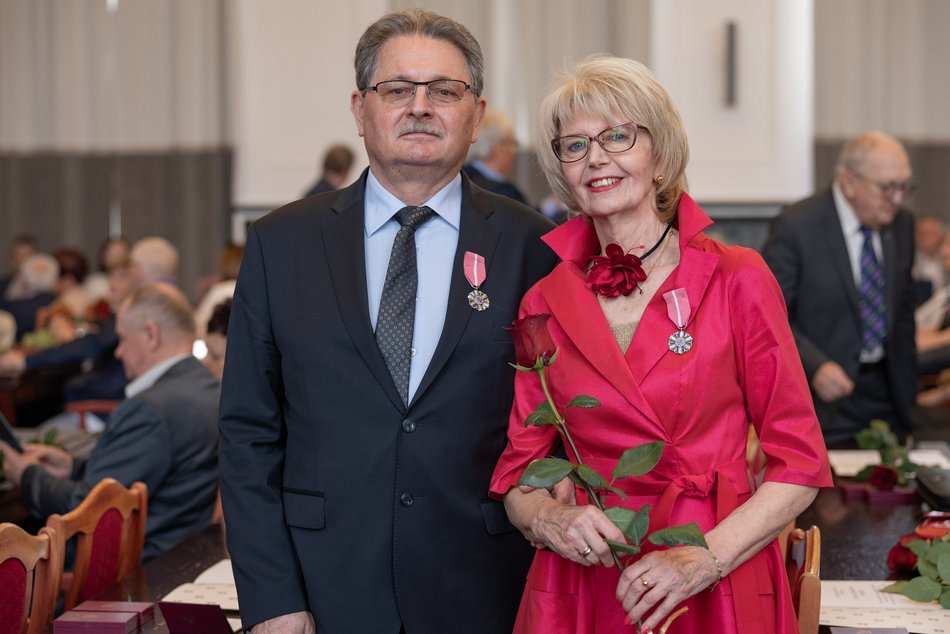 Łódź. Medale za długoletnie pożycie małżeńskie. Rekordziści świętują 63-lecie!