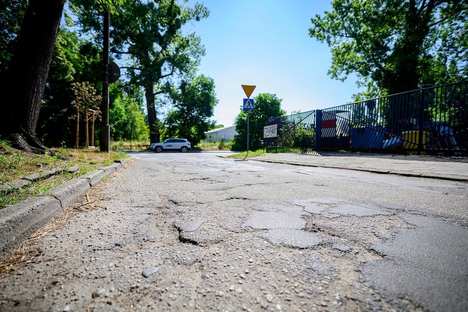 Łódź. Remont Różyckiego w Łodzi. Popękany asfalt i chodniki przejdą do historii