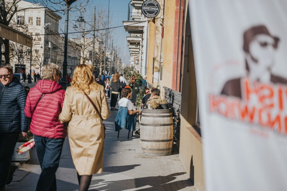 Łódź. Łódź nie tęskni za zimą! Tłumy Łodzian spacerowały po Piotrkowskiej i Parku Staromiejskim