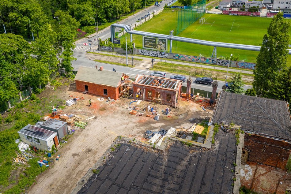 Łódź. Słynna fabryka Uniontex w Łodzi w trakcie remontu. Odwiedził ją Jan Paweł II