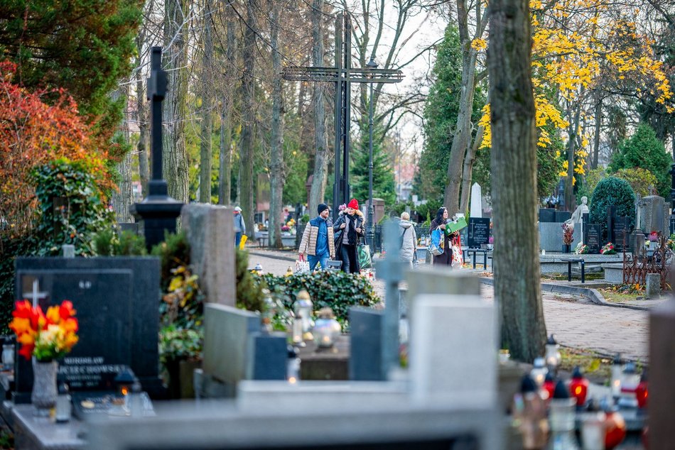 Łodzianie już na Starym Cmentarzu w Łodzi. Tak odwiedzają bliskich