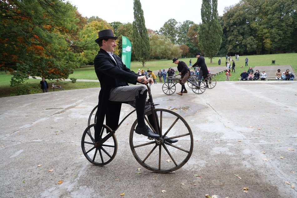 Pokaz rowerowy w parku Julianowskim