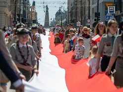 Łódź biało-czerwona. Ulicami miasta przeszedł marsz z okazji Dnia Flagi Rzeczypospolitej Polskiej