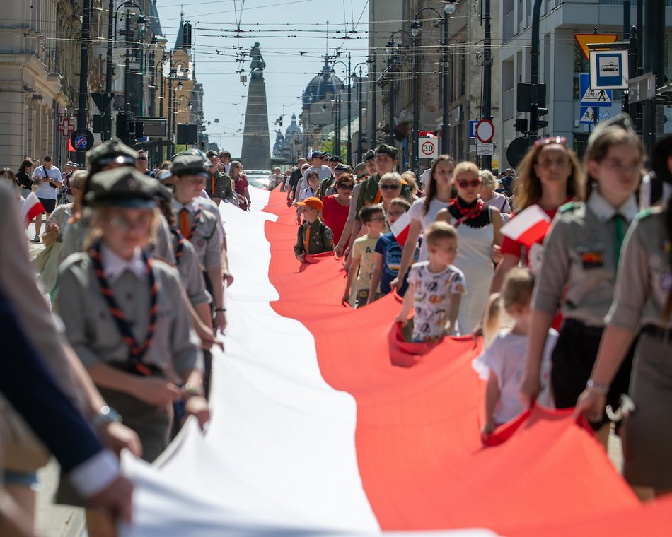 Łódź biało-czerwona. Ulicami miasta przeszedł marsz z okazji Dnia Flagi Rzeczypospolitej Polskiej