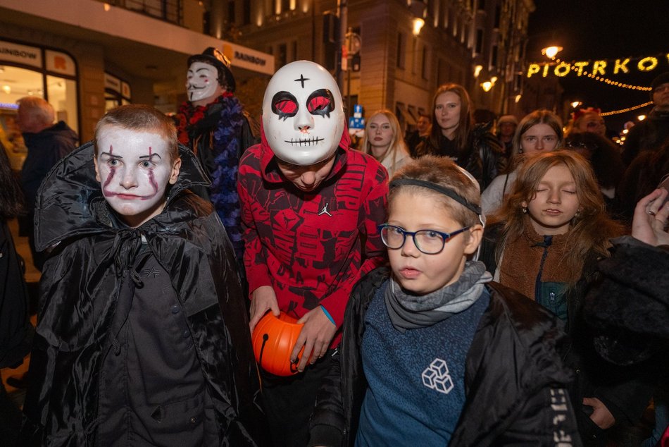 Łódź. Halloweenowa parada przeszła Piotrkowską w Łodzi. Tłumy duchów, czarownic i zombie!