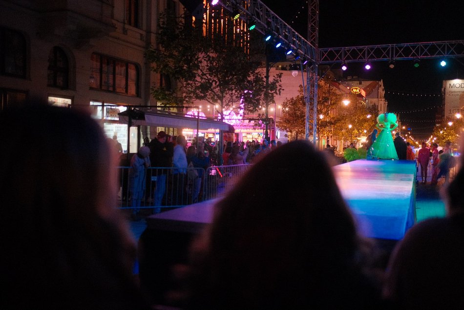 Pokaz mody święcący w ciemności. Fluorescencyjne stroje na Light Move Festival 2025 Łódź