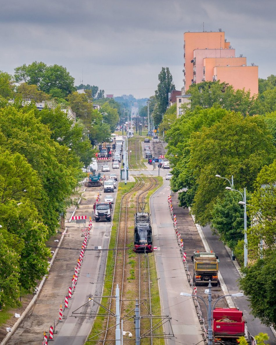 Łódź. Remont Pabianickiej nie zwalnia tempa. Nowe krawężniki, chodnik i nawierzchnia