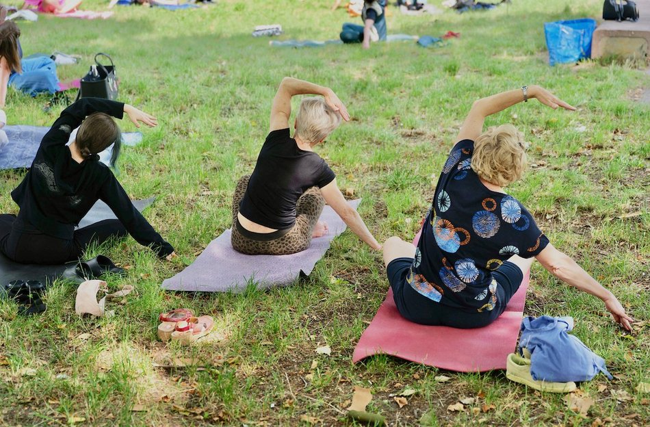 Łódź. Joga na świeżym powietrzu. Chętnych w parku Podolskim w Łodzi nie brakowało