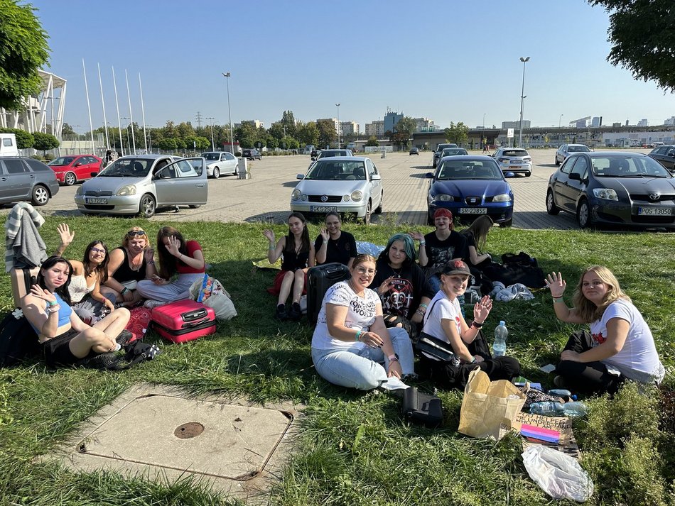 Tłumy fanek Louisa Tomlinsona przed Atlas Areną