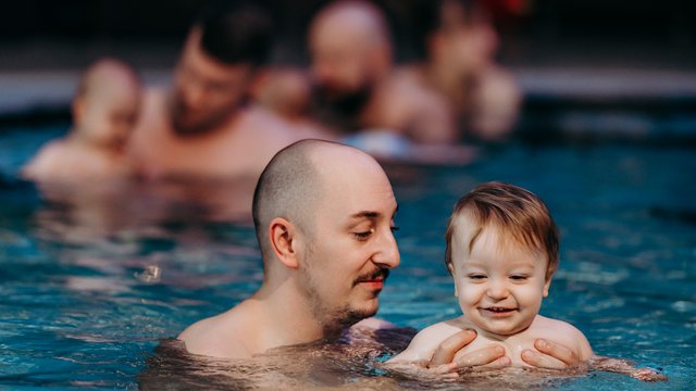 Noworodki pływają w Aquaparku Fala! Wyjątkowe zajęcia dla dzieci i rodziców [SZCZEGÓŁY]