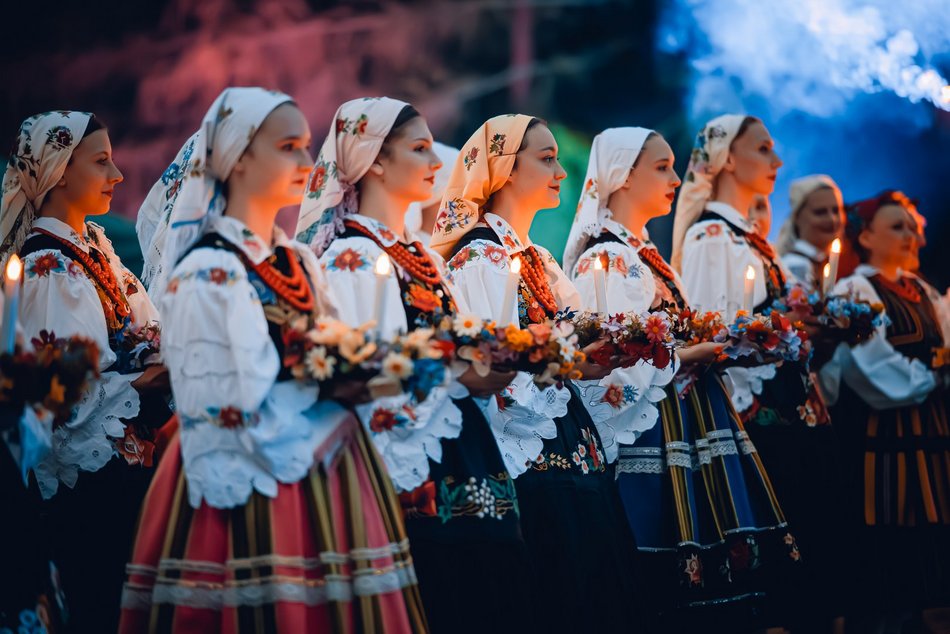 Łódź. Noc Świętojańska w Ogrodzie Botanicznym w Łodzi. Magia światła, natury i folkloru