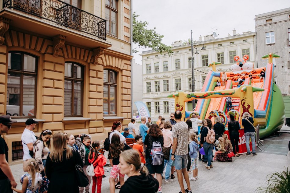 dzieci podczas zabawy