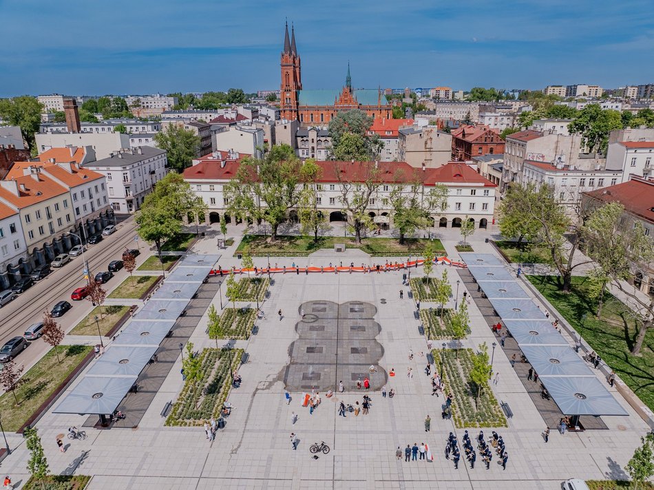 Parada z flagą Polski w Łodzi