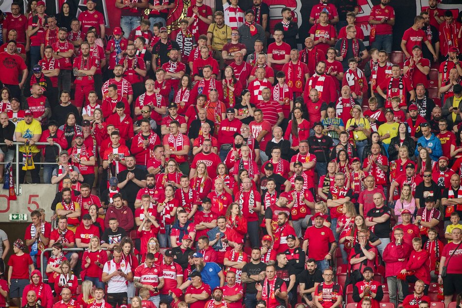 Kibice na meczu Widzewa Łódź z Lechem Poznań