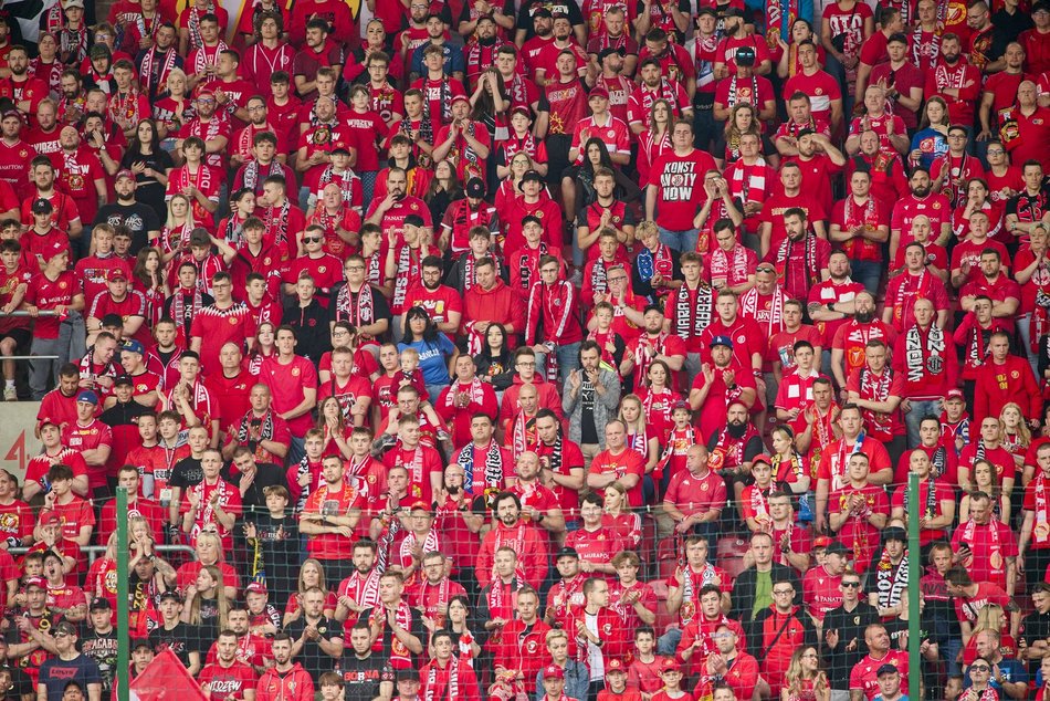 Kibice na meczu Widzewa Łódź z Lechem Poznań