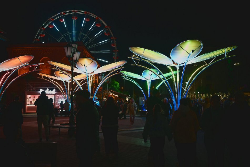 Light Move Festival 2025 Łódź rozpoczęty! Zobacz gigantyczne kwiaty w Manufakturze