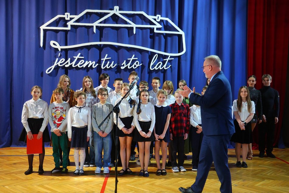 Łódź. Jubileusz w Szkole Podstawowej nr 42 w Łodzi. Huczne obchody z okazji 100-lecia