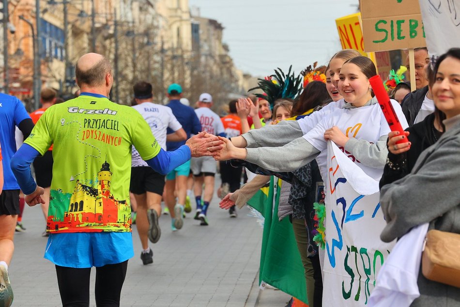 Łódź. DOZ Maraton Łódź 2026. Brałeś udział w biegu na 10 km? Znajdź się na zdjęciach!