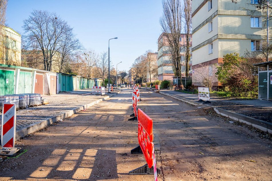 Łódź. Remont Gandhiego w Łodzi. Chodnik gotowy, trwa układanie nowej podbudowy