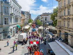 Łódź. Juwenalia 2026 w Łodzi czas start! Kolorowa parada studentów przeszła Piotrkowską