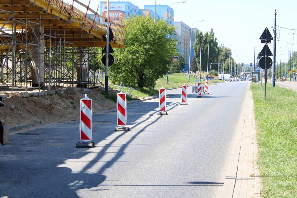 Łódź. Budowa kładek na Wyszyńskiego w Łodzi. Zamknięty odcinek jezdni