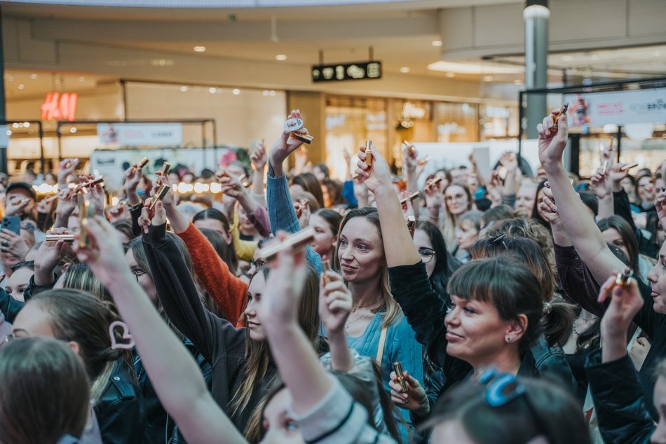 Łódź. Rekord malowania ust w Manufakturze w Łodzi pobity! Byłaś? Znajdź się na zdjęciach!