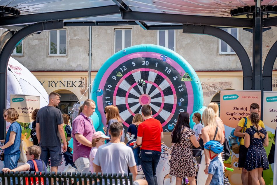 Łódź. Miejski Dzień Dziecka 2025 w Łodzi. Majka Jeżowska, dmuchańce i pokazy [ZDJĘCIA]