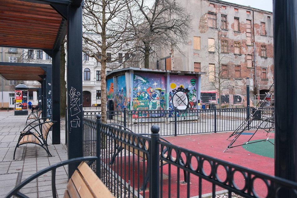 Łódź. Artystyczne osłony dla transformatorów w Łodzi. Nocą przypominają ażurowe lampiony!