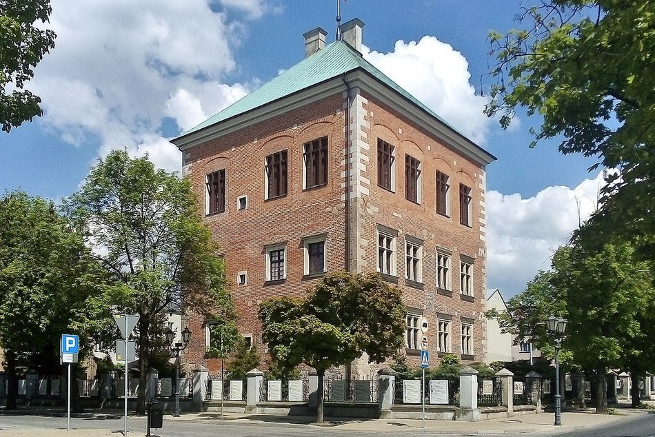 Łódź. Letnie wycieczki koło Łodzi. Pałac Saski, średniowieczny gród i diabeł Boruta