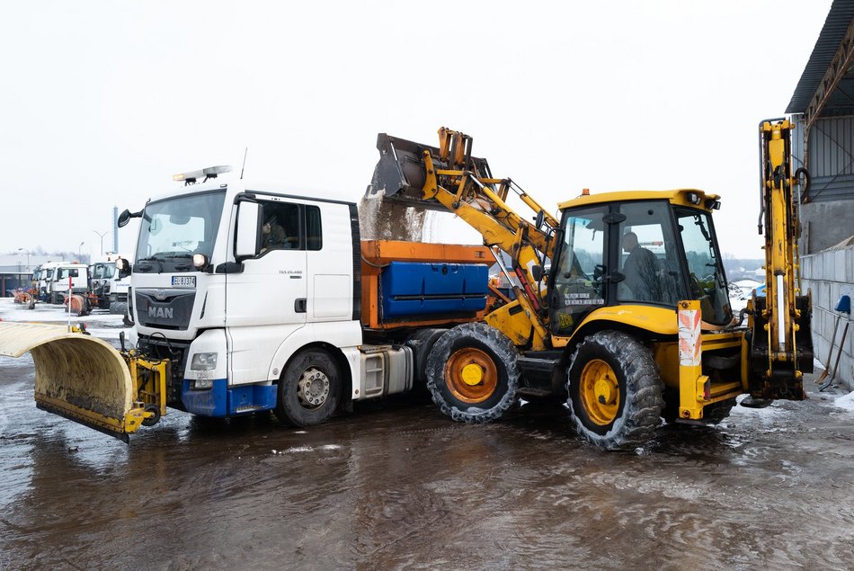 Łódź. Akcja zimna na ulicach Łodzi trwa. Aż 85 pługopiaskarek na drogach