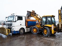 Łódź. Akcja zimna na ulicach Łodzi trwa. Aż 85 pługopiaskarek na drogach
