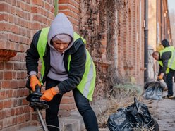 Fasady famuł na Księżym Młynie rozkwitną wiosną. Ale najpierw sprzątanie!