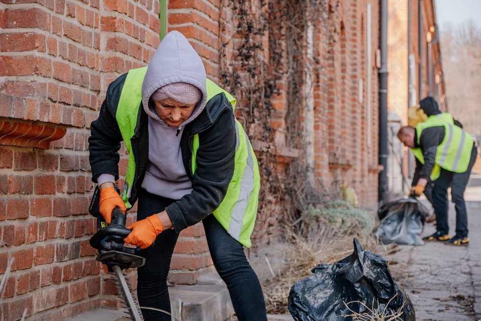 Fasady famuł na Księżym Młynie rozkwitną wiosną. Ale najpierw sprzątanie!