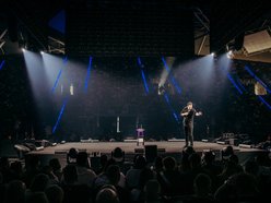 Rafał Pacześ wystąpił w Atlas Arenie. Salwy śmiechu wywołał program „Prokura Tour’a”