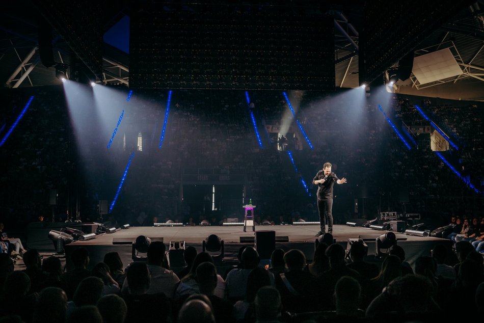 Rafał Pacześ wystąpił w Atlas Arenie. Salwy śmiechu wywołał program „Prokura Tour’a”