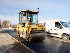 Remont Brzezińskiej w Łodzi. Kładą już asfalt na kolejnym odcinku