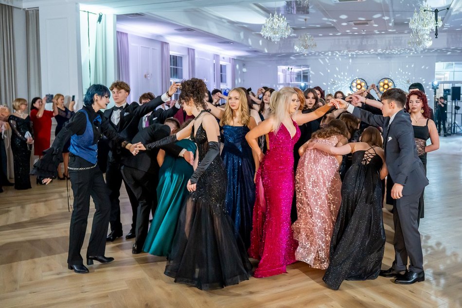 Łódź. Studniówka IV LO w Łodzi. Kreacje, które zapierały dech i radość na twarzach młodzieży