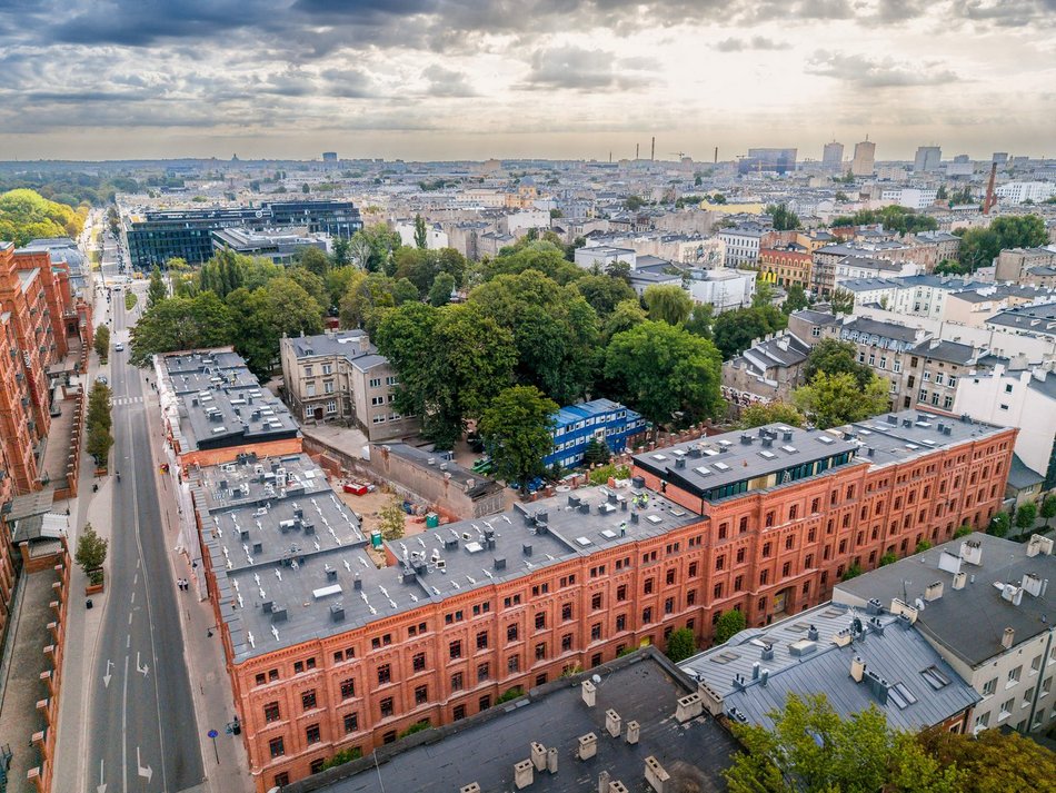 Montują fotowoltaikę na famułach przy Ogrodowej w Łodzi