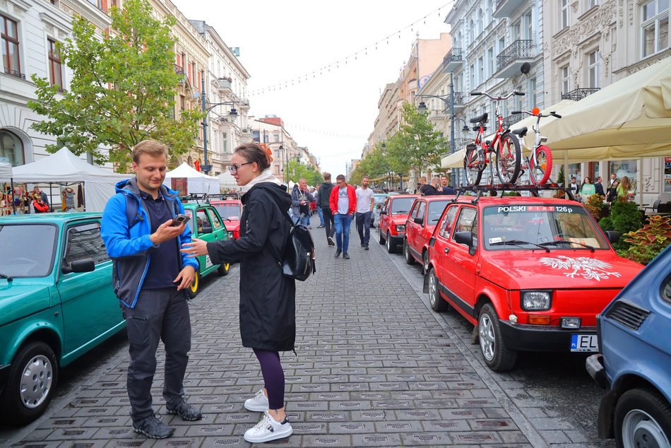 Parada Maluchów w Łodzi 2023. Kolorowe auta przejechały ulicami centrum