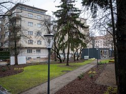 Plac Komuny w remoncie. Zakończyła się budowa chodnika od Sienkiewicza