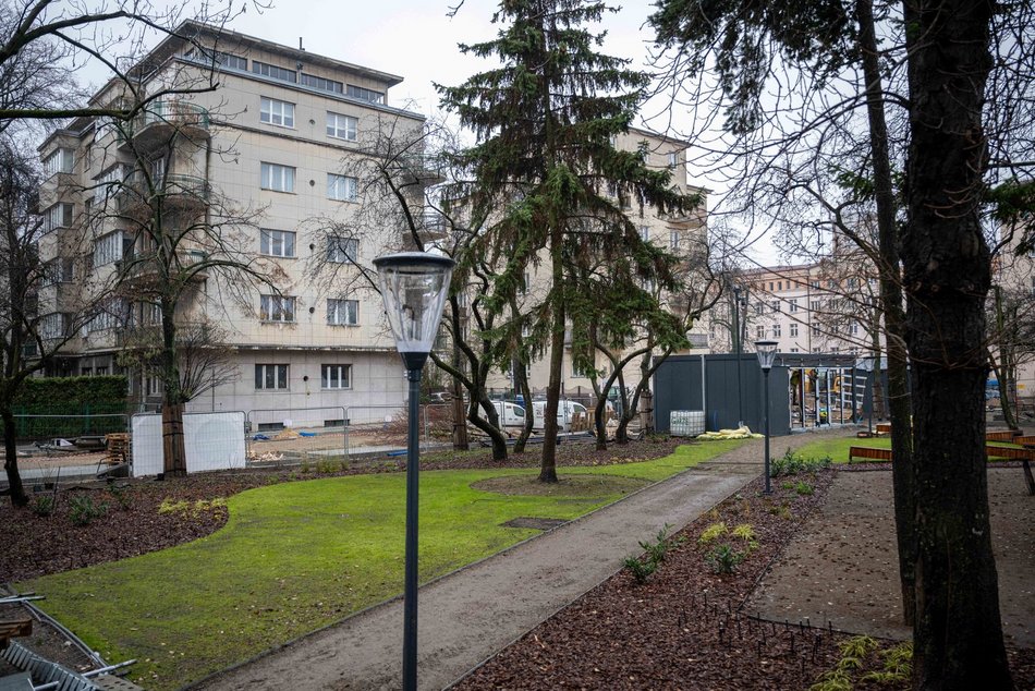 Plac Komuny w remoncie. Zakończyła się budowa chodnika od Sienkiewicza