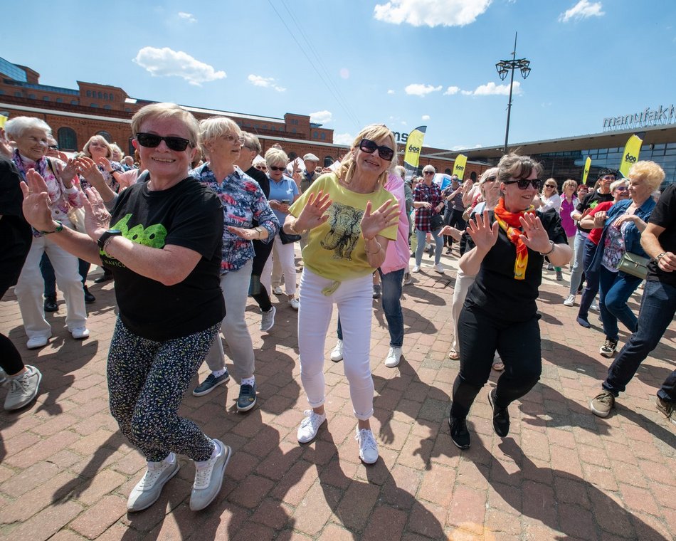 seniorzy tańczą zumbę