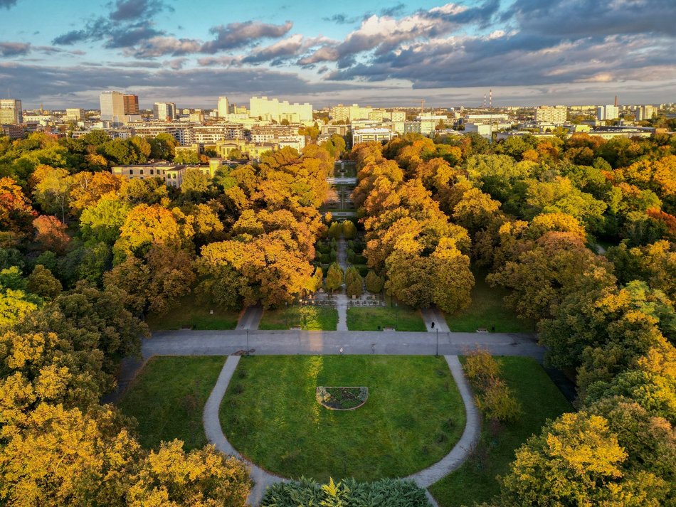 Park Poniatowskiego w jesiennych barwach. Baśniowy krajobraz w centrum miasta
