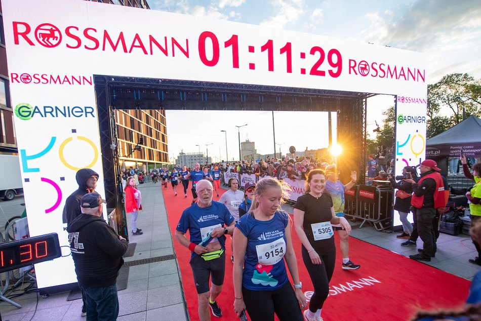 Łódź. Bieg Ulicą Piotrkowską Rossmann Run 2025 wystartował! Walka o życiowe rekordy