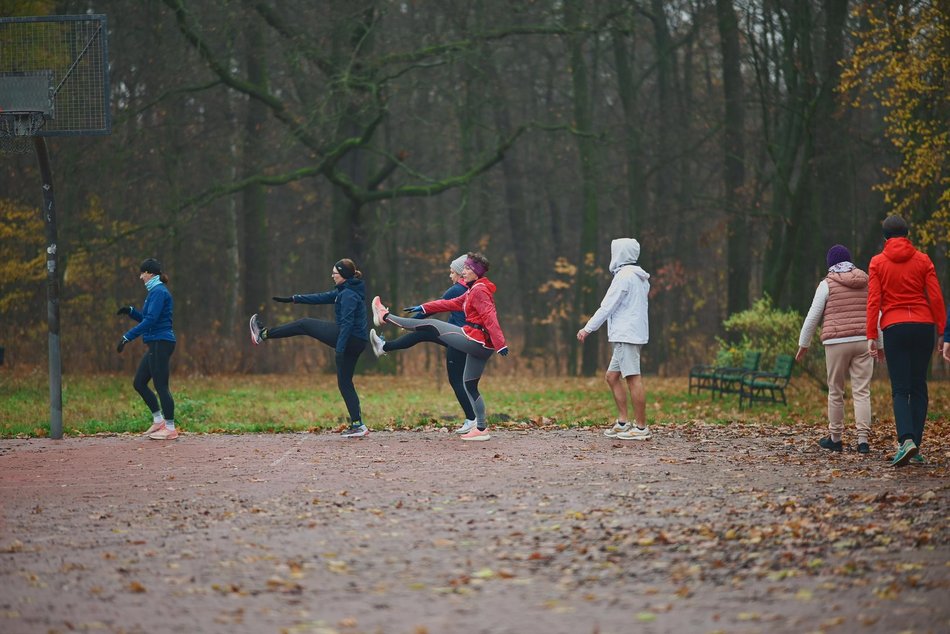 Łódź. Slow jogging w parku Julianowskim. Biegaczom z Łodzi niestraszna jesienna aura