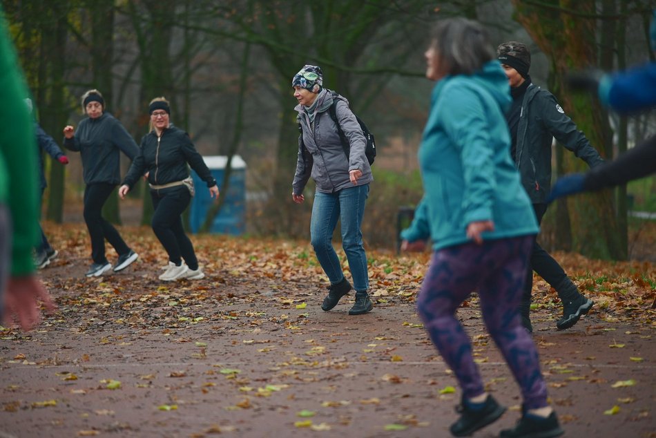 Łódź. Slow jogging w parku Julianowskim. Biegaczom z Łodzi niestraszna jesienna aura