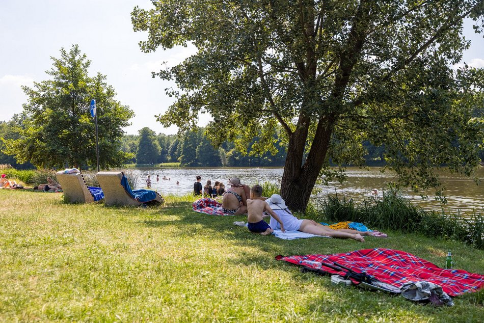 Upalna niedziela na Stawach Stefańskiego. Zobacz, jak wypoczywali Łodzianie