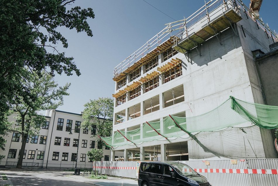 Łódź. Budowa parkingów wielopoziomowych w Łodzi. Powstają kolejne piętra. Kiedy koniec prac?